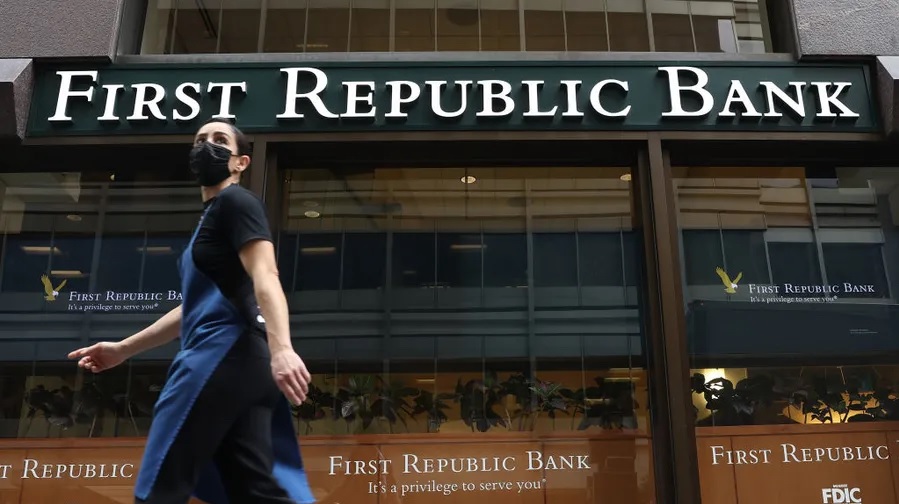 Eleven Banks Deposit $30 Billion in First Republic Bank