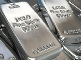 Silver vs Gold: Why You Should Bet on Silver for Better ROI in 2023