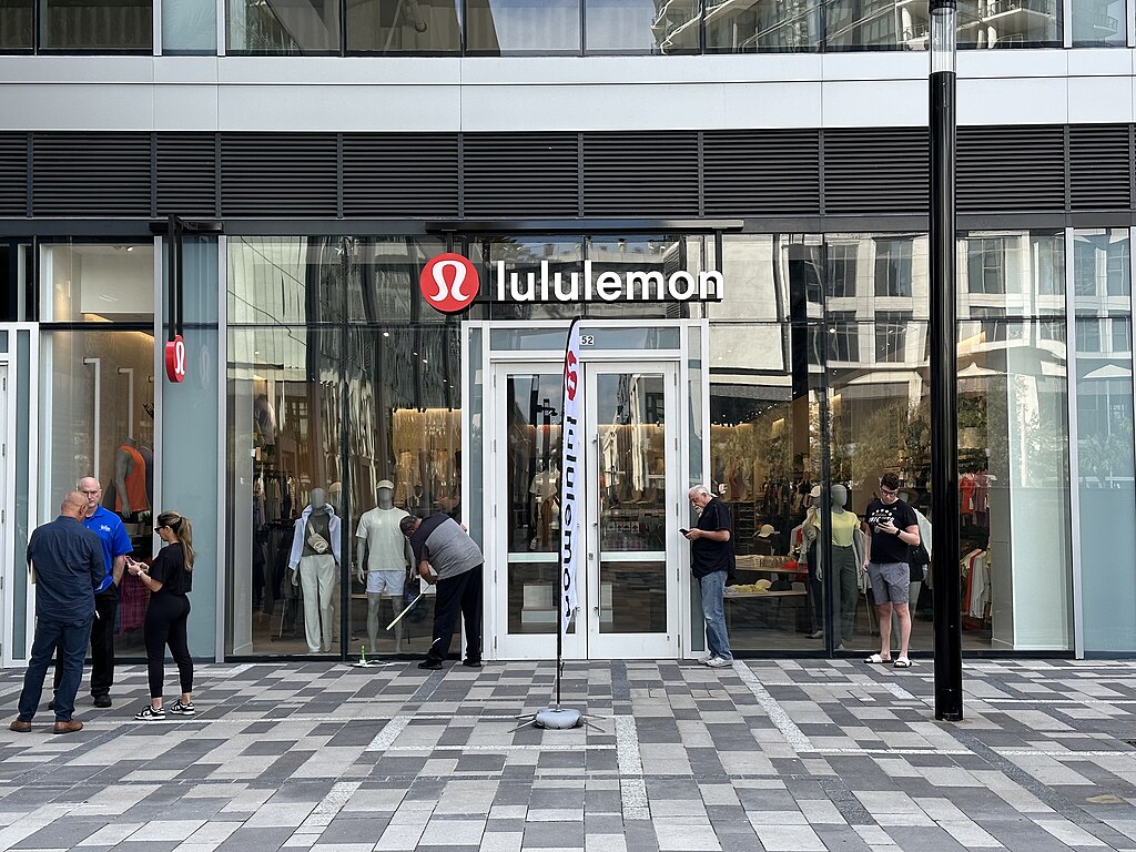 暴跌53%后，Lululemon是否已进入价值投资区间？